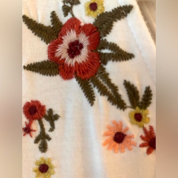 Mystree Woman’s Floral Embroidered White Boho Peasant Top Size Large - Picture 5 of 5